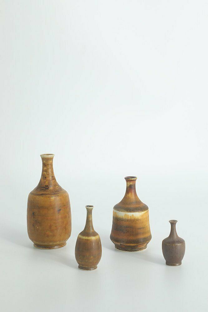 Kleine Mid Century Scandinavisch Moderne Verzamelbare Vaasjes In Honingbruin Steengoed Door Gunnar Borg Voor Höganäs Ceramics, Jaren 1960, Set Van 4