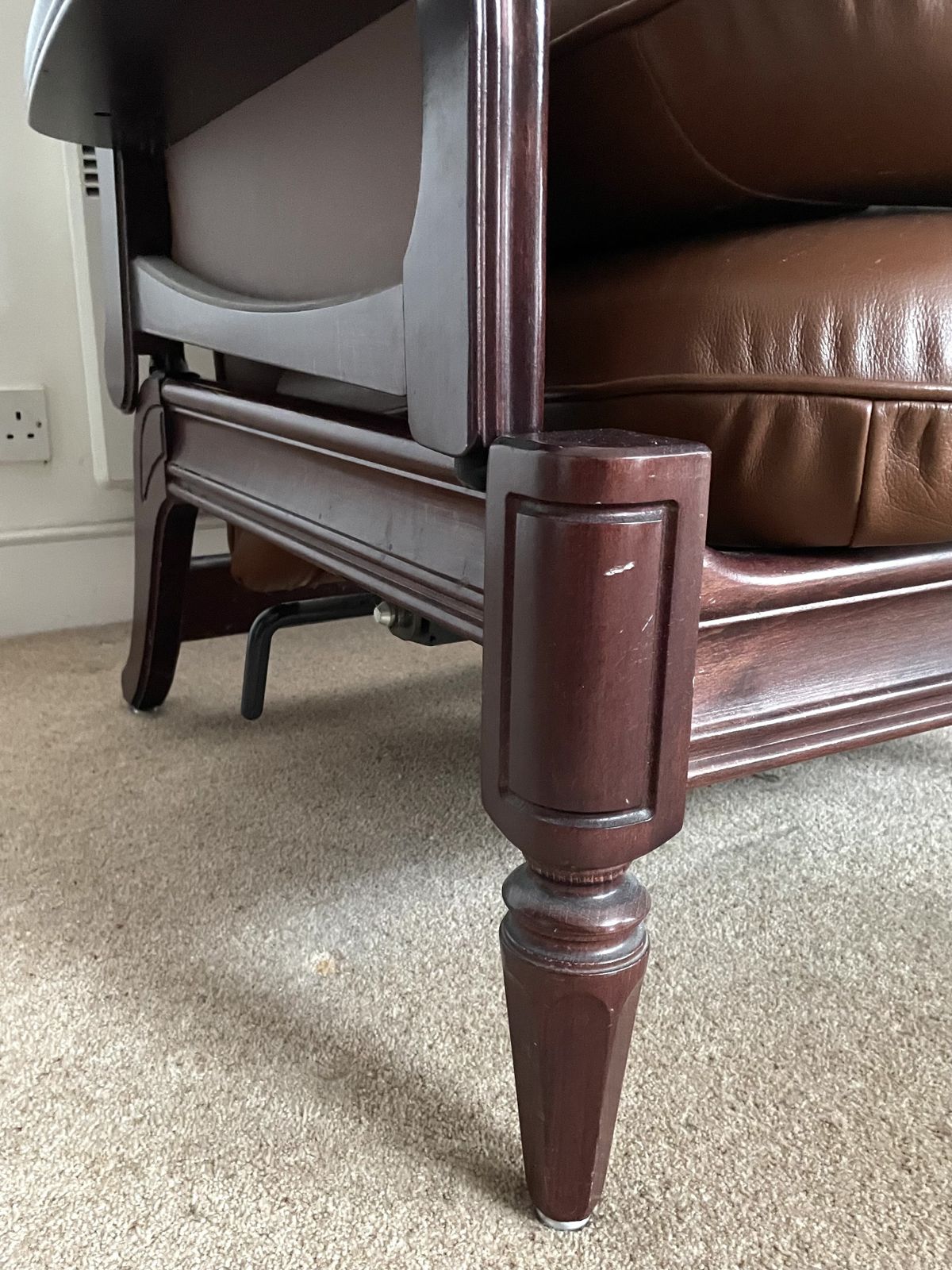 Brown Leather Manual Recliner Everstyl, Late 90'. Hardly Used. photo buy