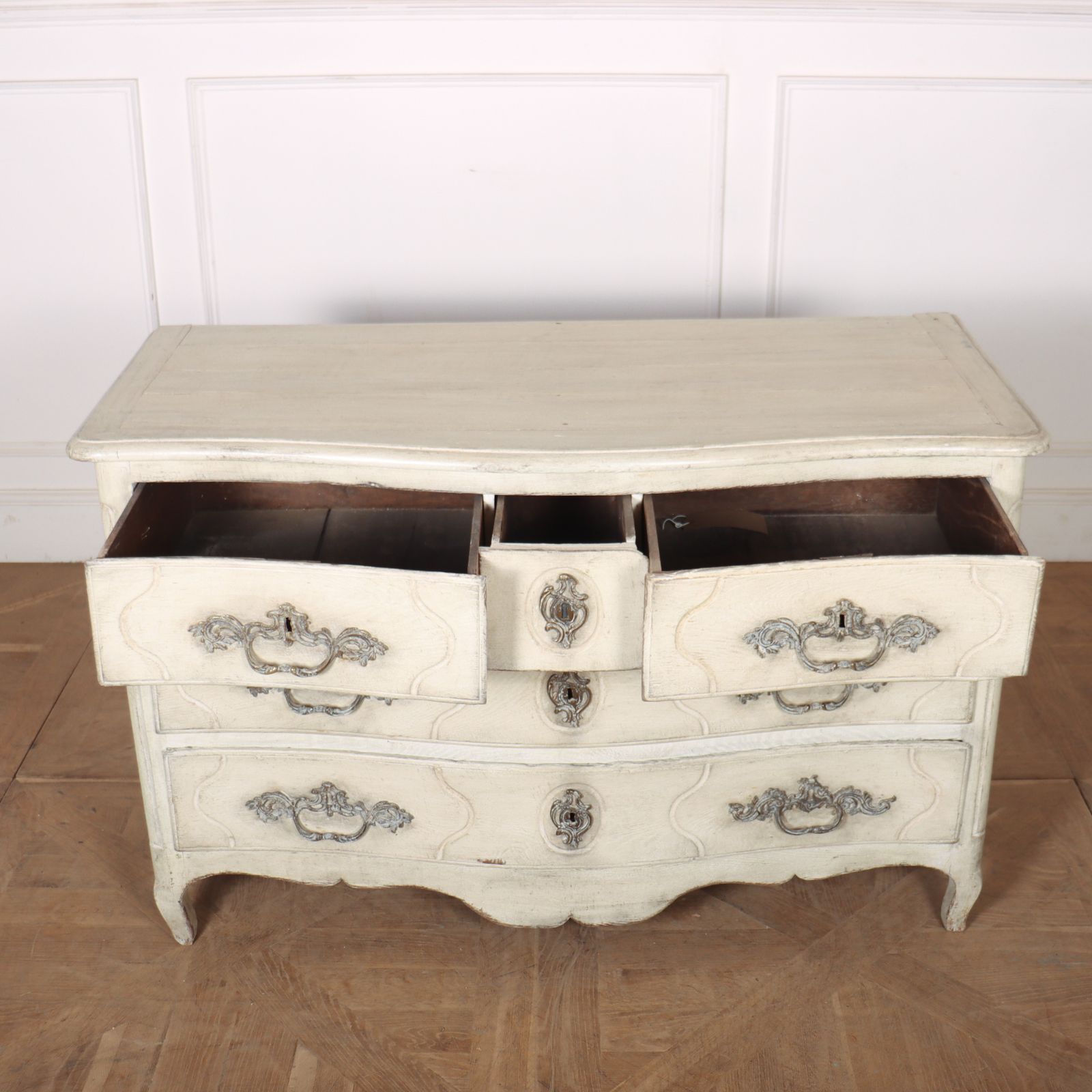 18th C French Painted Serpentine Commode. 1780. photo vinterior
