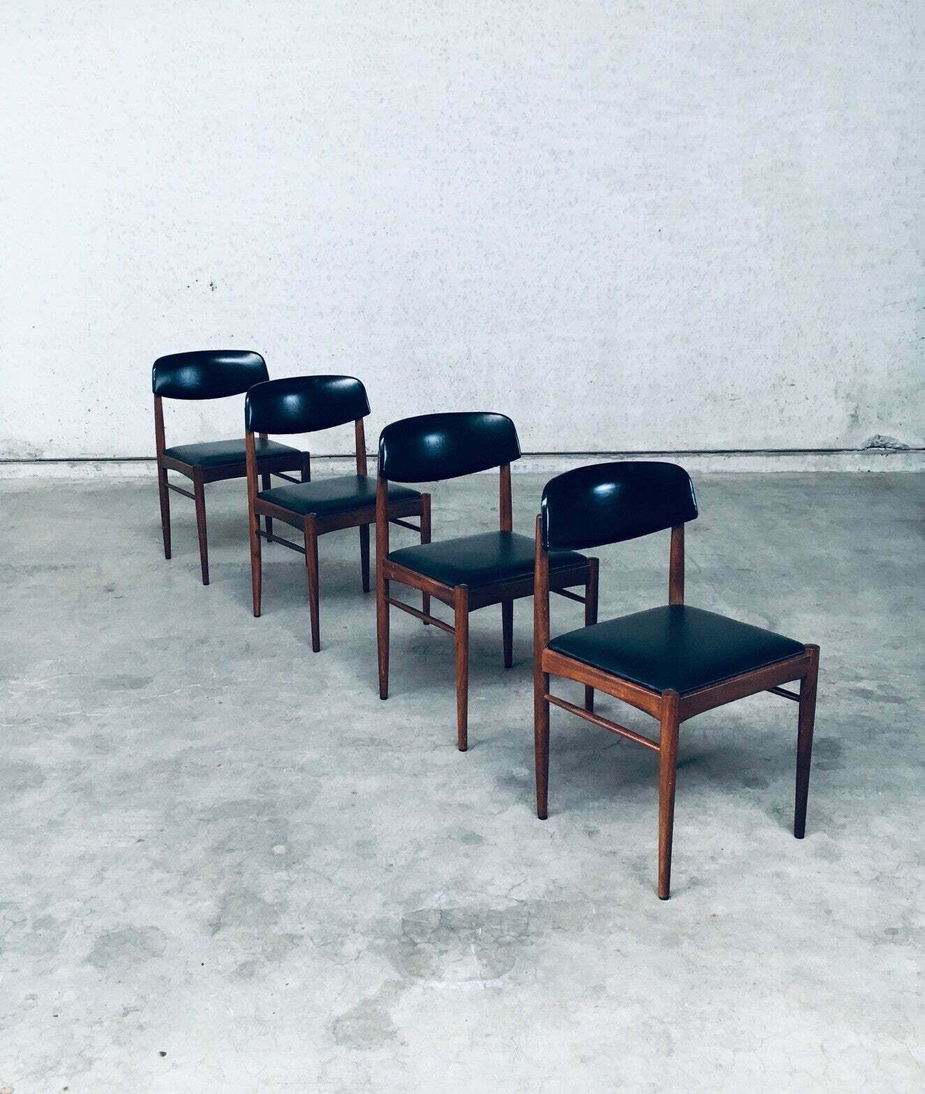 Jaren 1960 Mid Century Dutch Design Eetkamerstoelen photo vintage