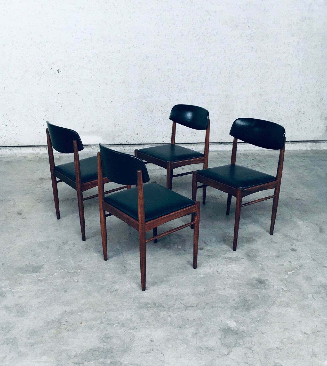 photo furniture Jaren 1960 Mid Century Dutch Design Eetkamerstoelen