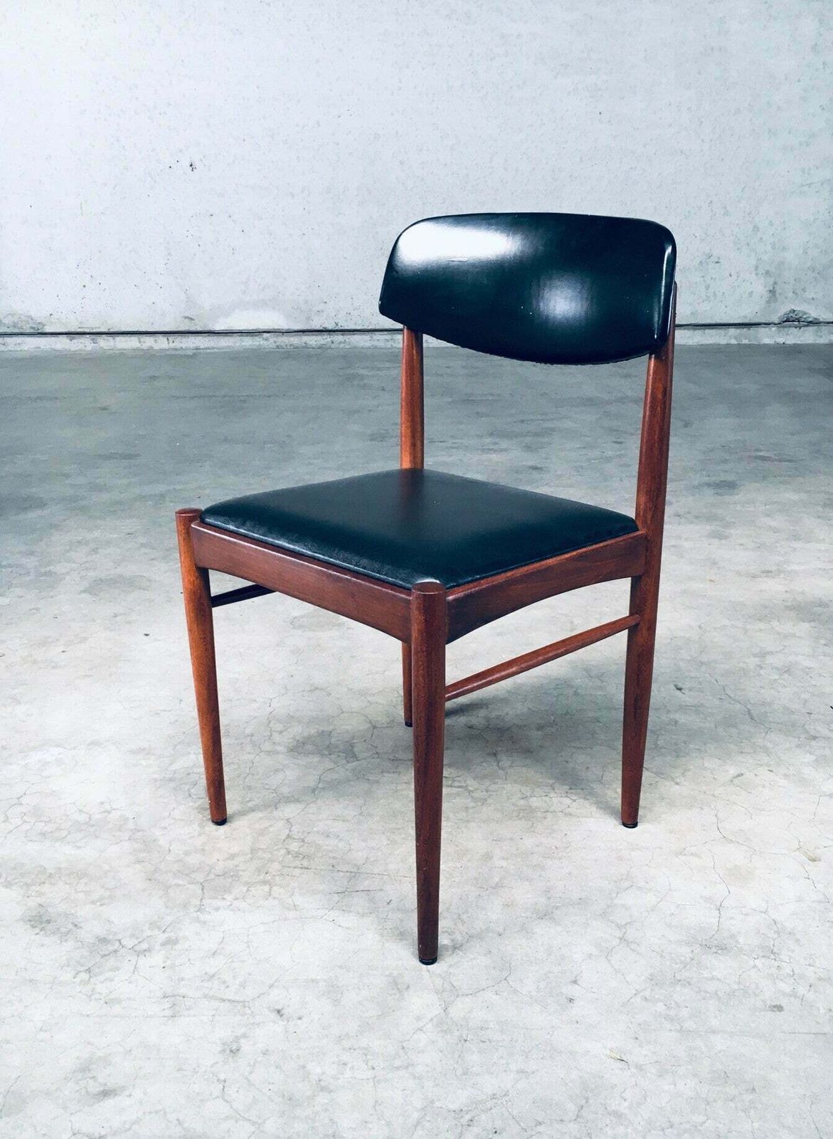 photo vintage Jaren 1960 Mid Century Dutch Design Eetkamerstoelen