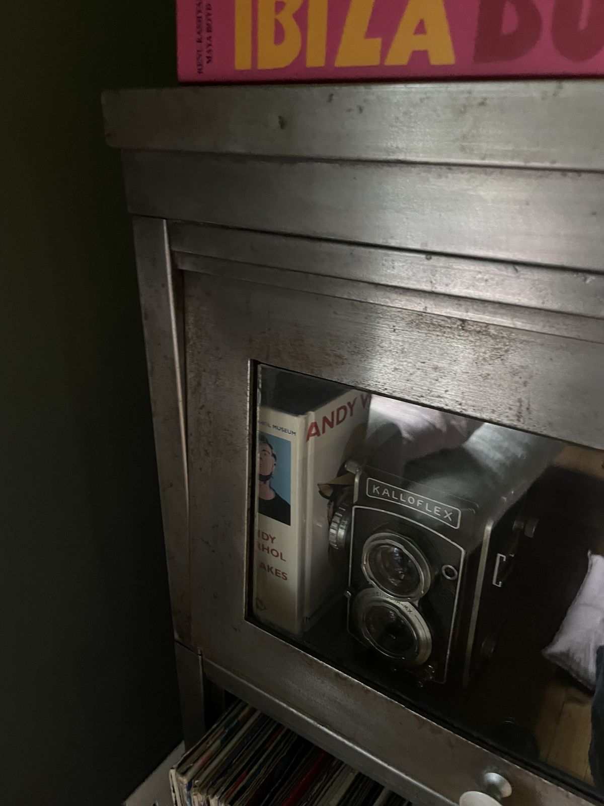 Metal Display Cabinet photo vinterior