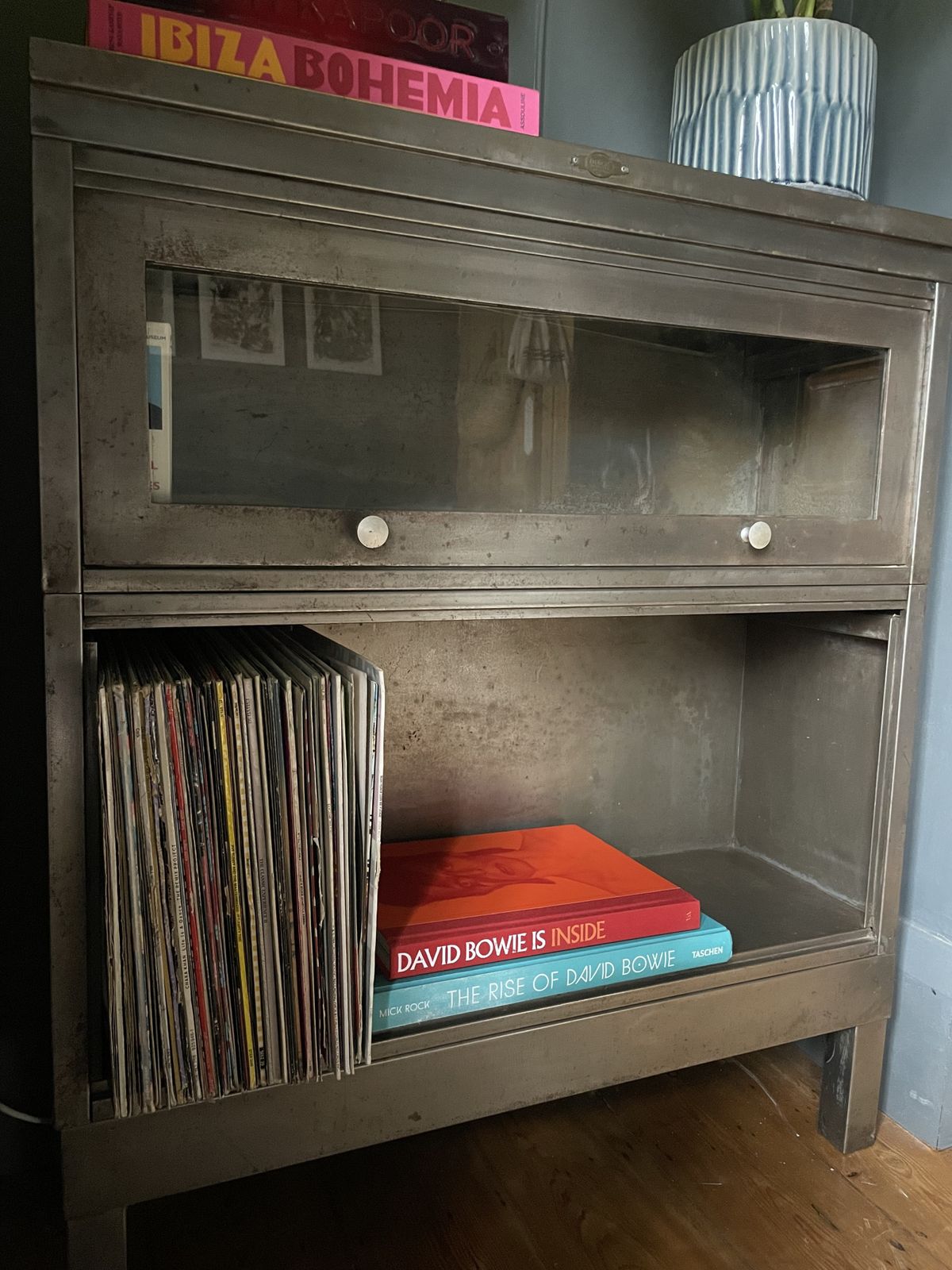 250.0 Metal Display Cabinet photo
