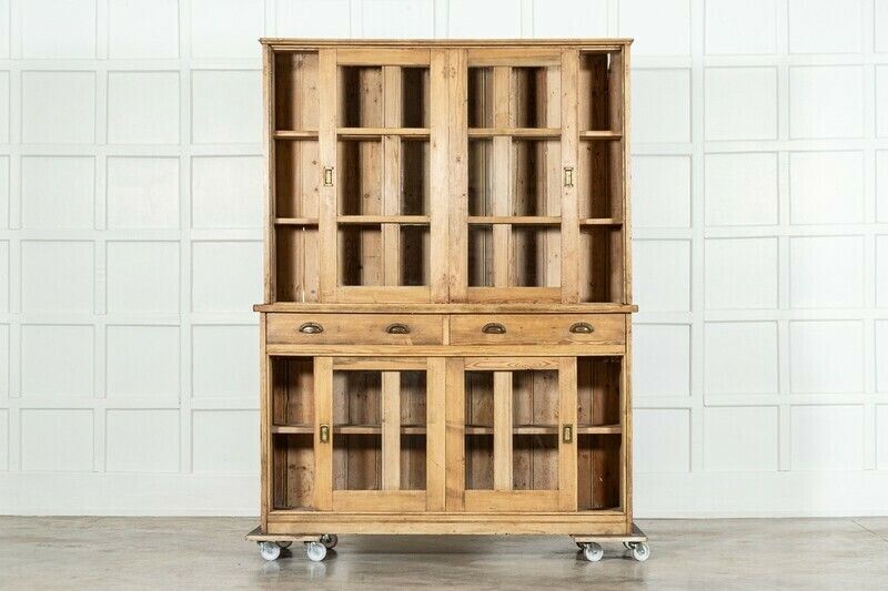 photo vinterior Large English Pine Glazed Dresser