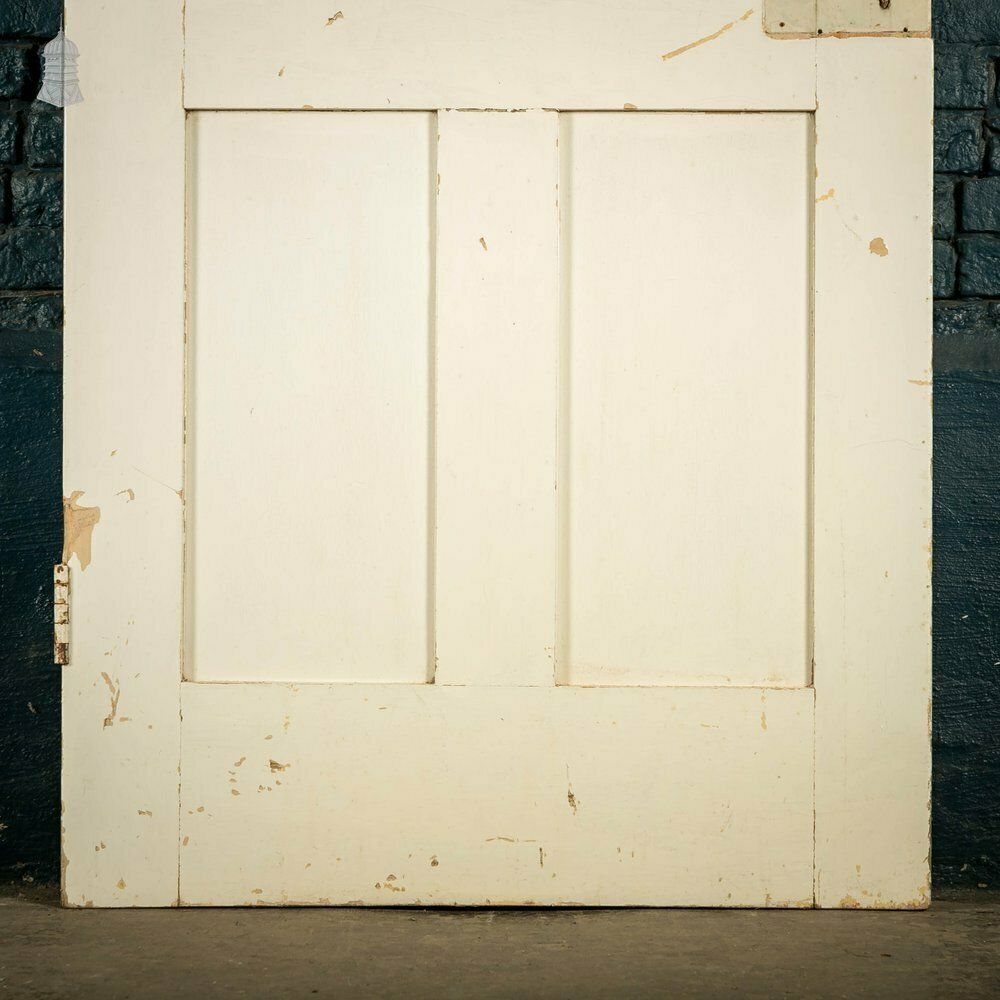 photo vintage Pine Panelled Door, 4 Panel White Painted