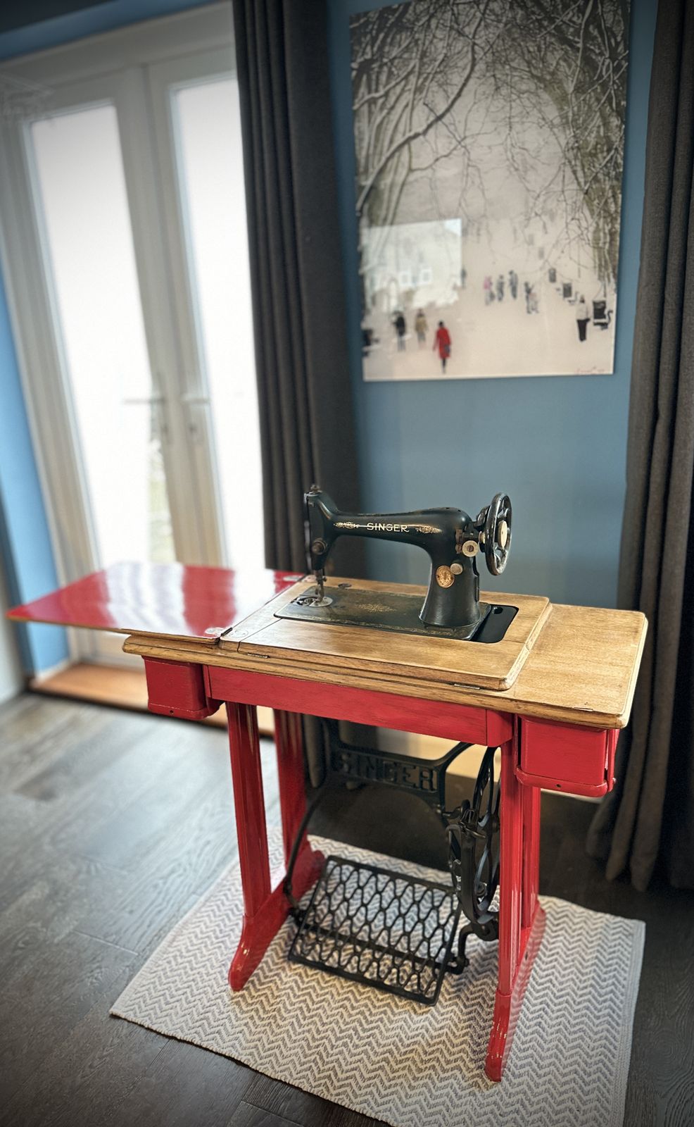 1920s Red Singer Sewing Machine Y8011945 In Wooden Table photo 350.0