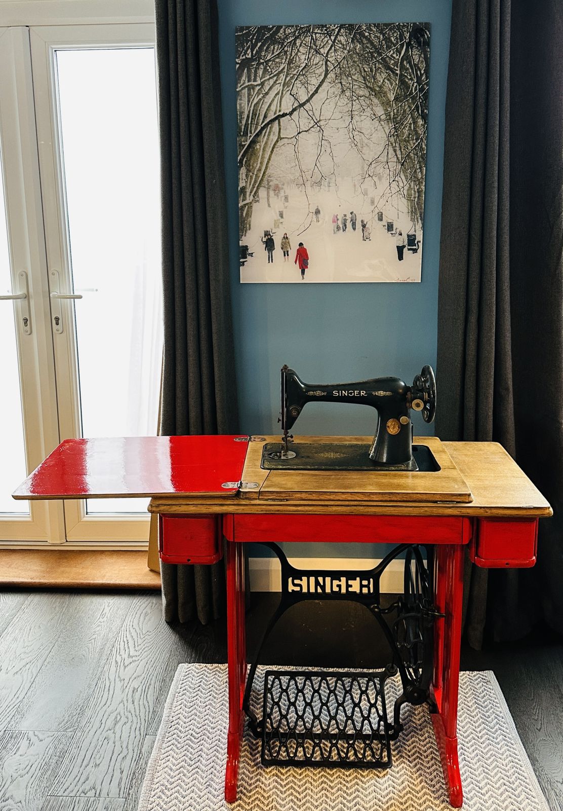 1920s Red Singer Sewing Machine Y8011945 In Wooden Table photo vinterior
