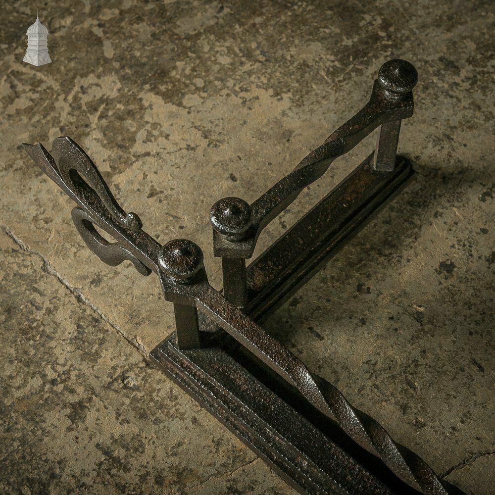 Fireplace Fender, Early 19th C Wrought Iron With Twist And Fleur De Lis photo vinterior