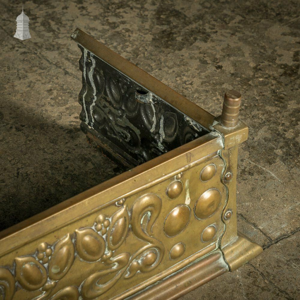 Brass Fireplace Fender, Art Nouveau photo vinterior