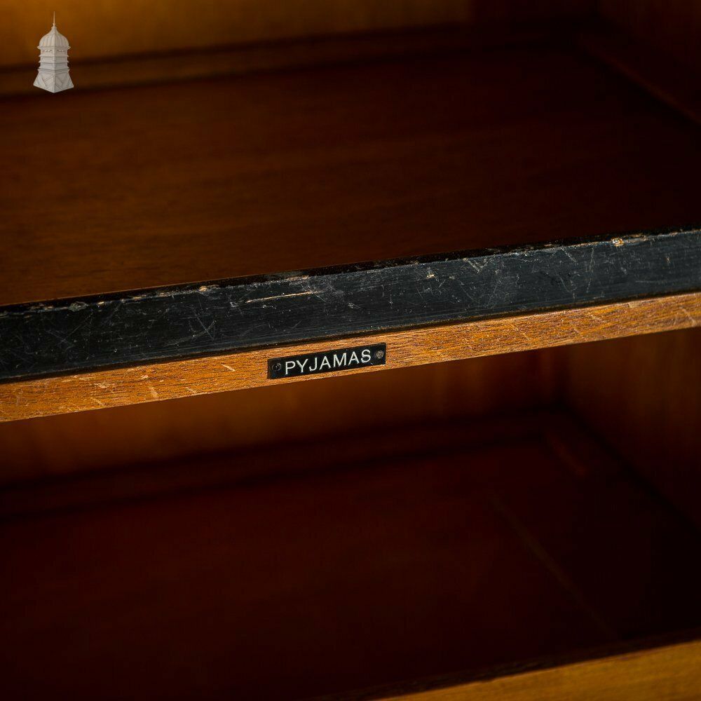 photo vinterior Traveling Compactom Model Yn Gentleman’s Wardrobe