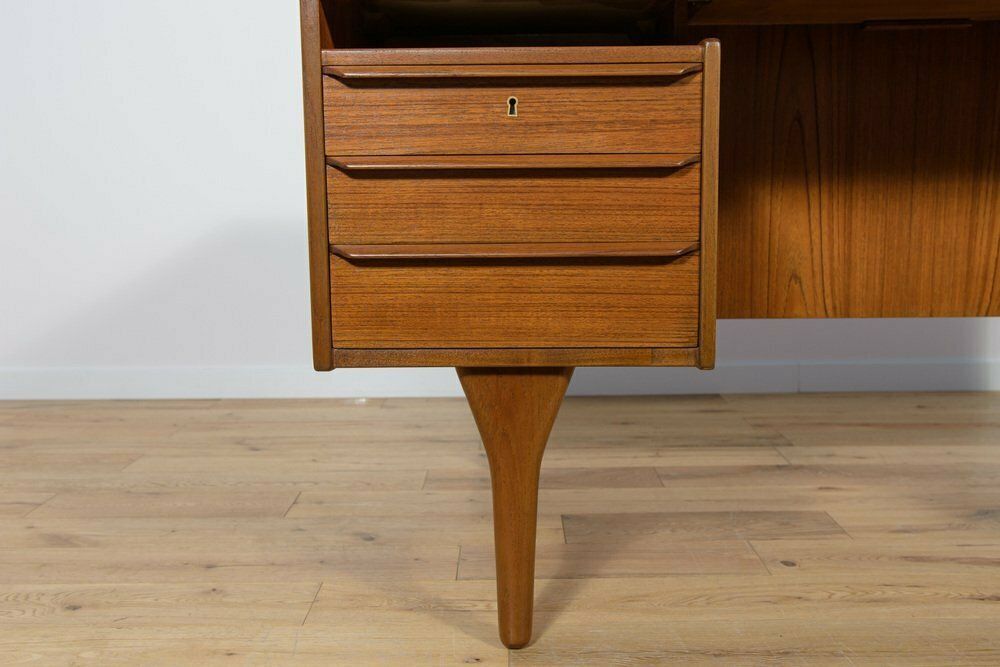 photo vinterior Mid Century Freestanding Teak Desk By Valdemar Mortensen, 1960s