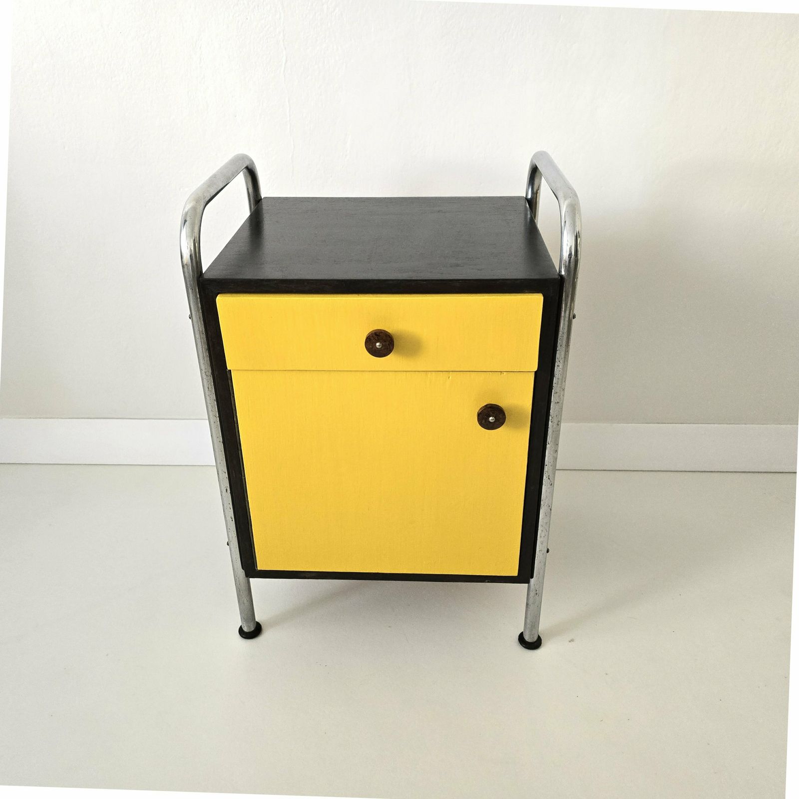 Vintage Bauhaus Nachtkastje Met Zwarte En Gele Lade Na Renovatie