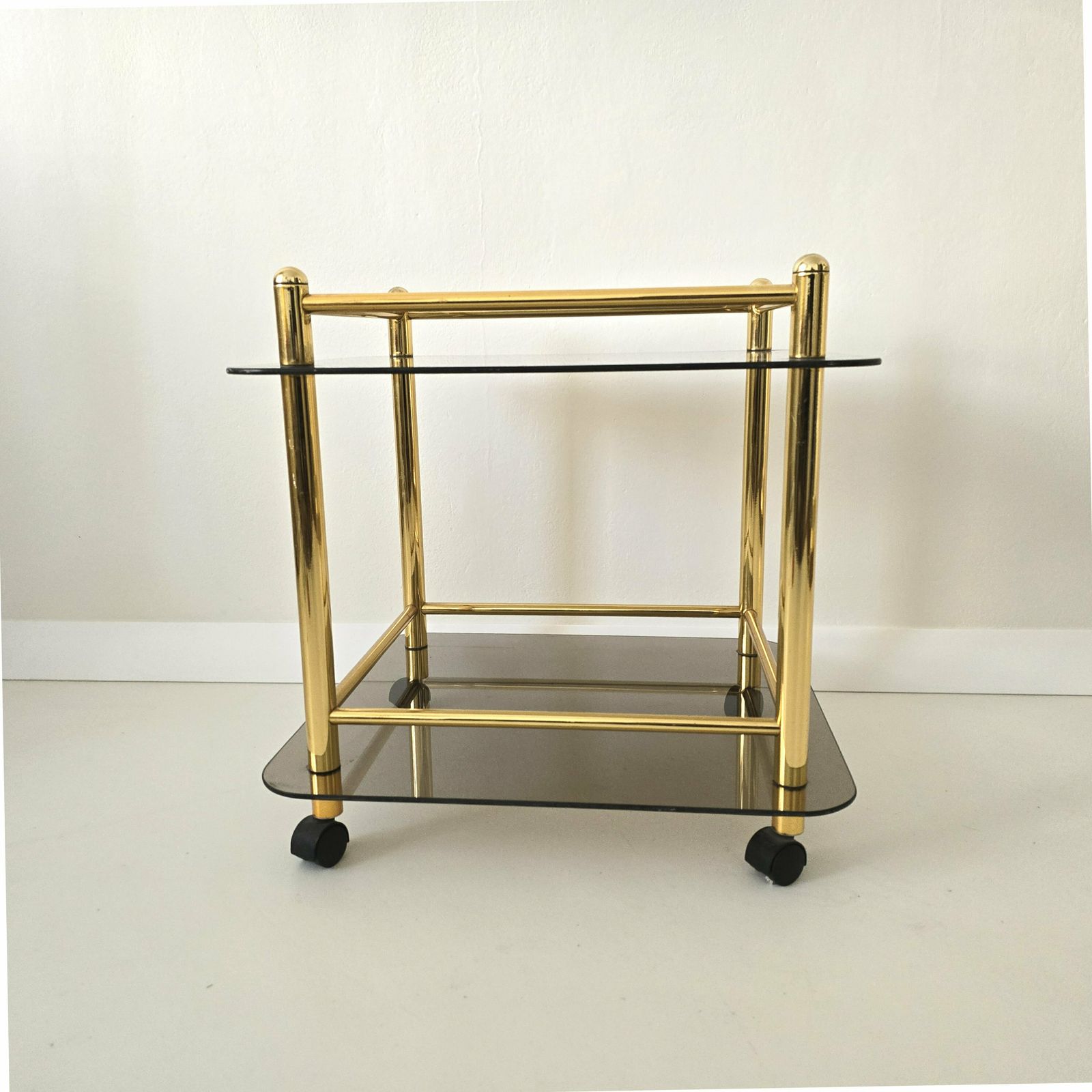 Vintage Hollywood Regency Barkast Op Wielen In Messing Met Gerookte Glazen photo furniture