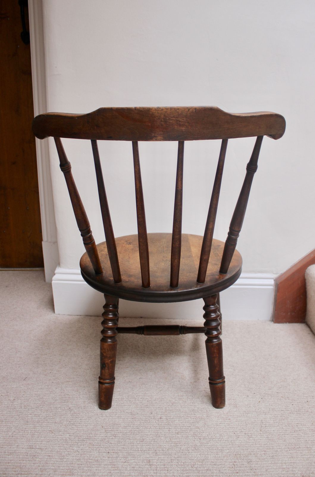 photo furniture Antique Oak Nursing Chair With Bobbin Legs And Circular Seat