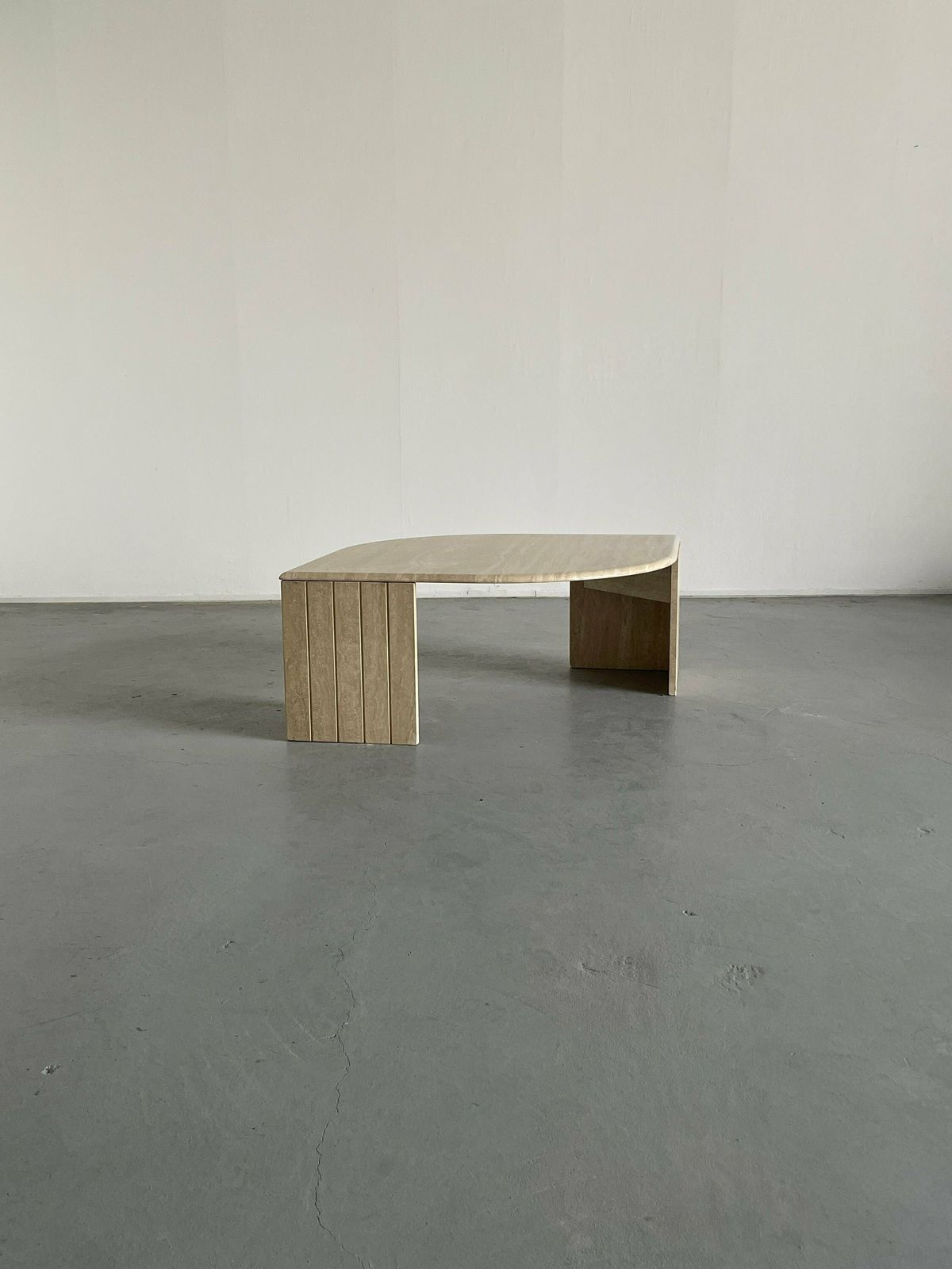 French Mid Century Teardrop Travertine Coffee Table Or Club Table In The Style Of Roche Bobois, 1980s
