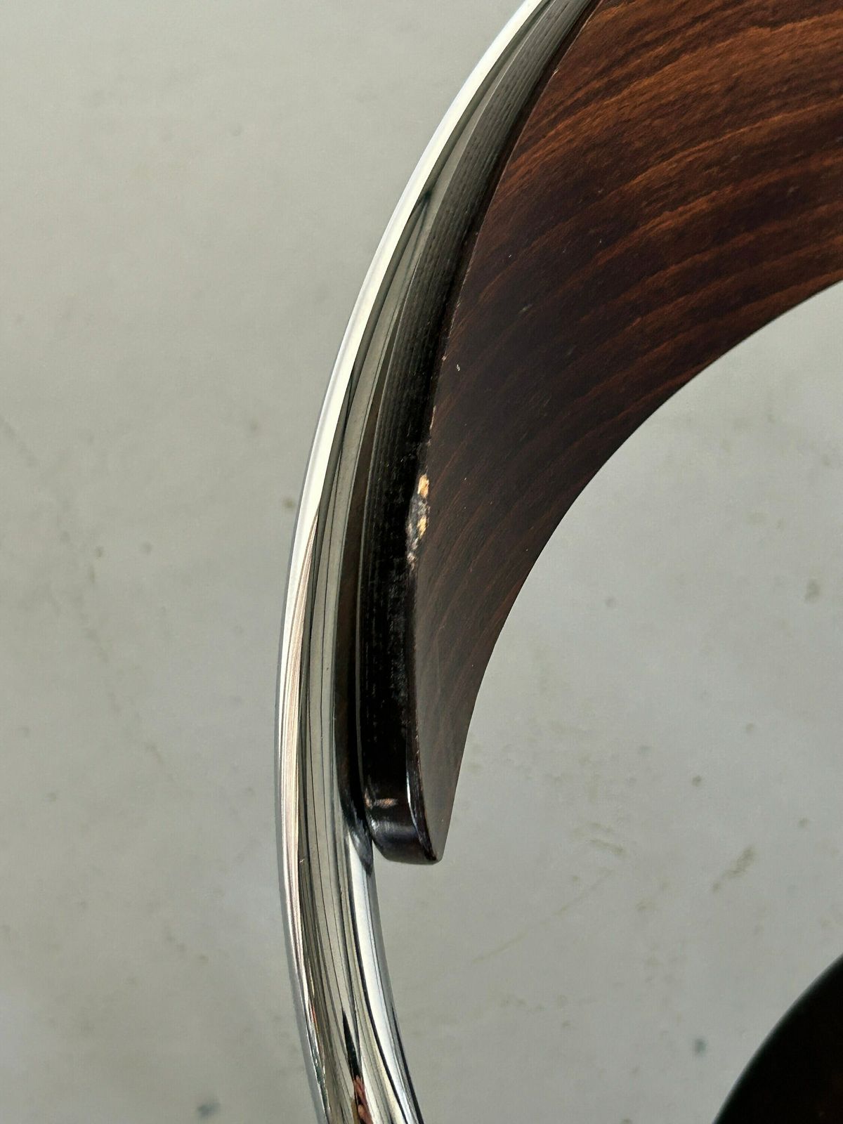 photo furniture Set Of 4 Vintage Italian Sculptural Memphis Design Postmodern Curved Stackable Dining Chairs In Bent Plywood And Chrome, 1980s Italy
