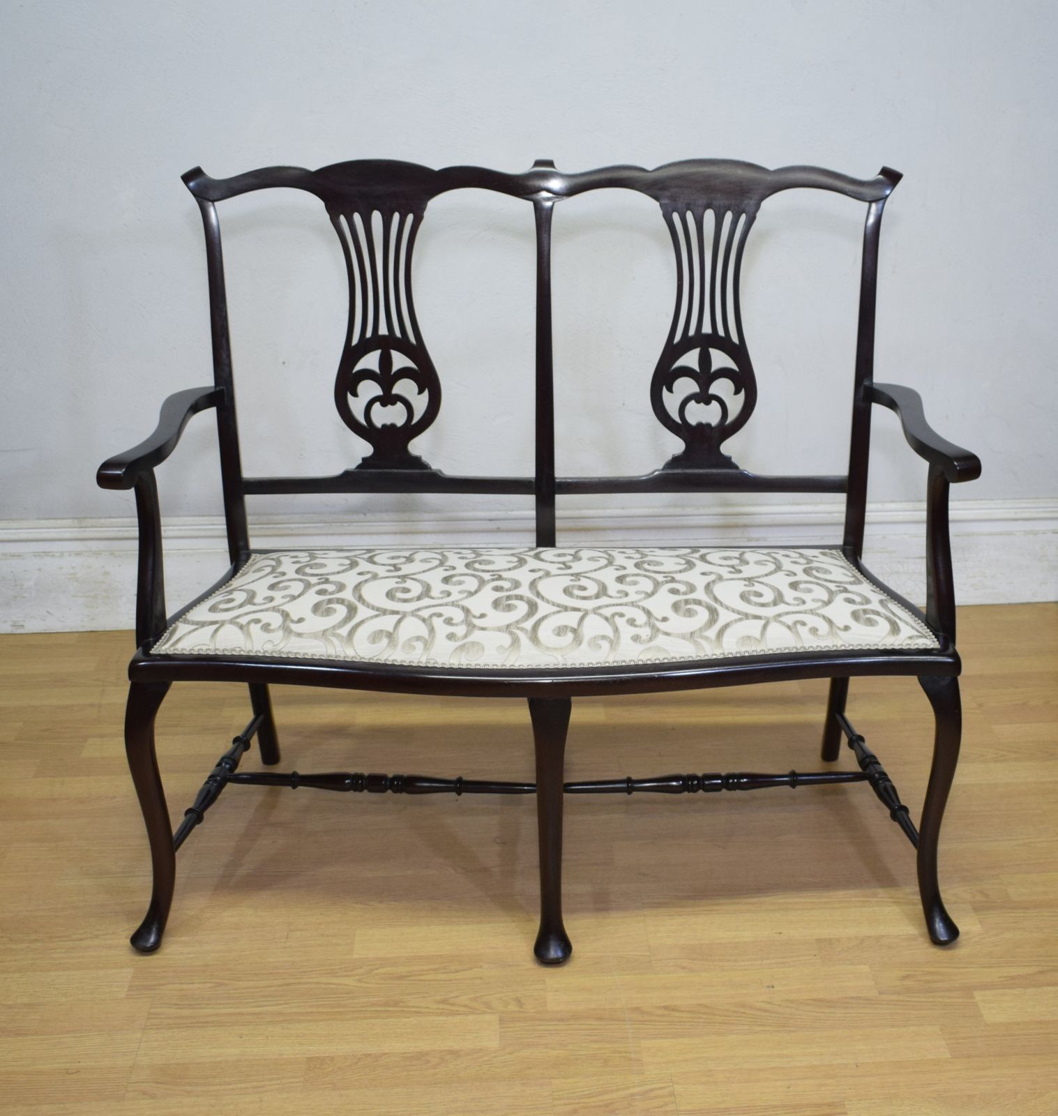 photo furniture Victorian Couch / Window Seat, 1990s