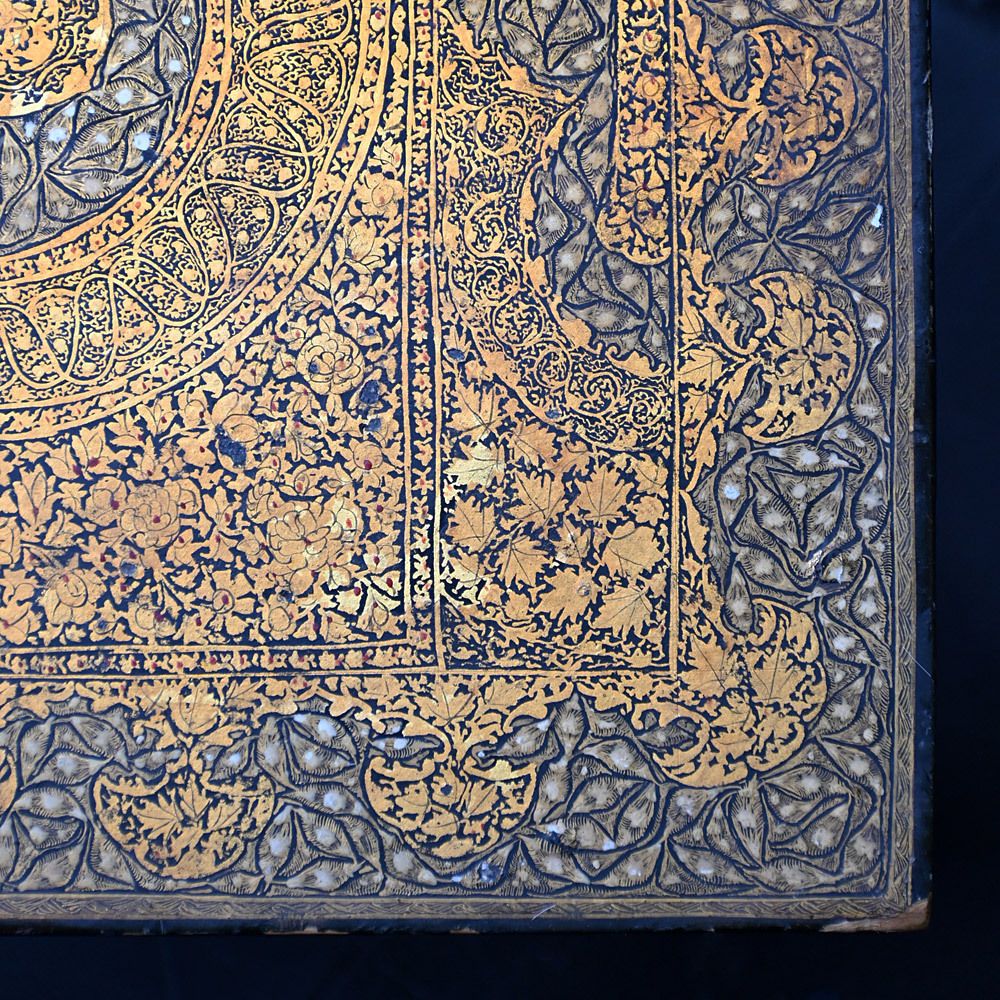 photo furniture Kashmiri Table Early 20th Century In Gold And Black