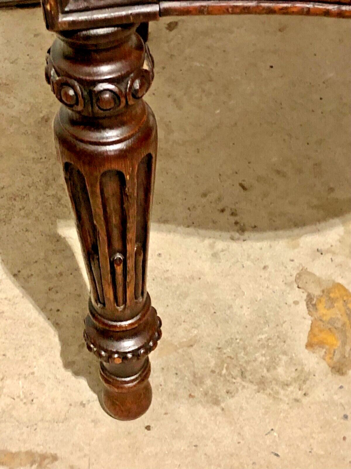 photo vintage Handsome Set Of Four Antique Carved Oak Dining Chairs