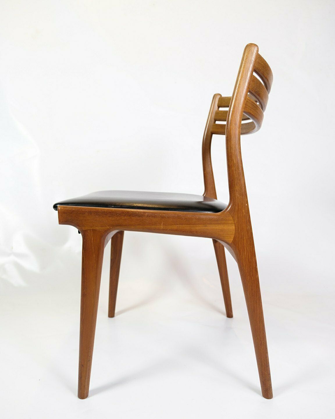 Set Of 6 Dining Chairs  Model U20 In Teak & Black Leather By Johannes Andersen For Uldum Møbelfabrik From 1960s photo vinterior