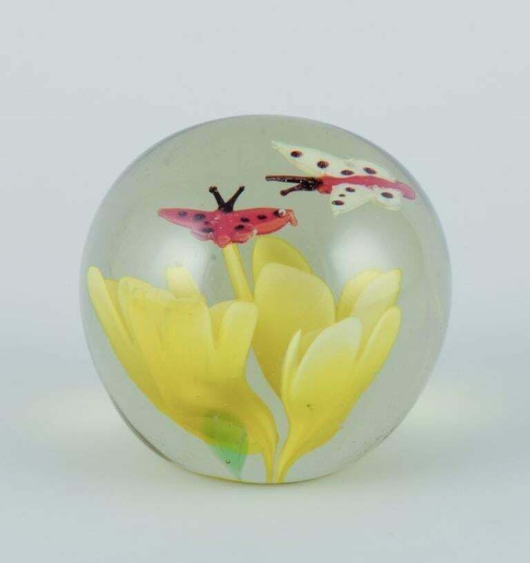 Scandinavian Glass Artist. Four Paperweights In Art Glass. Flower Motifs. photo Home Decor