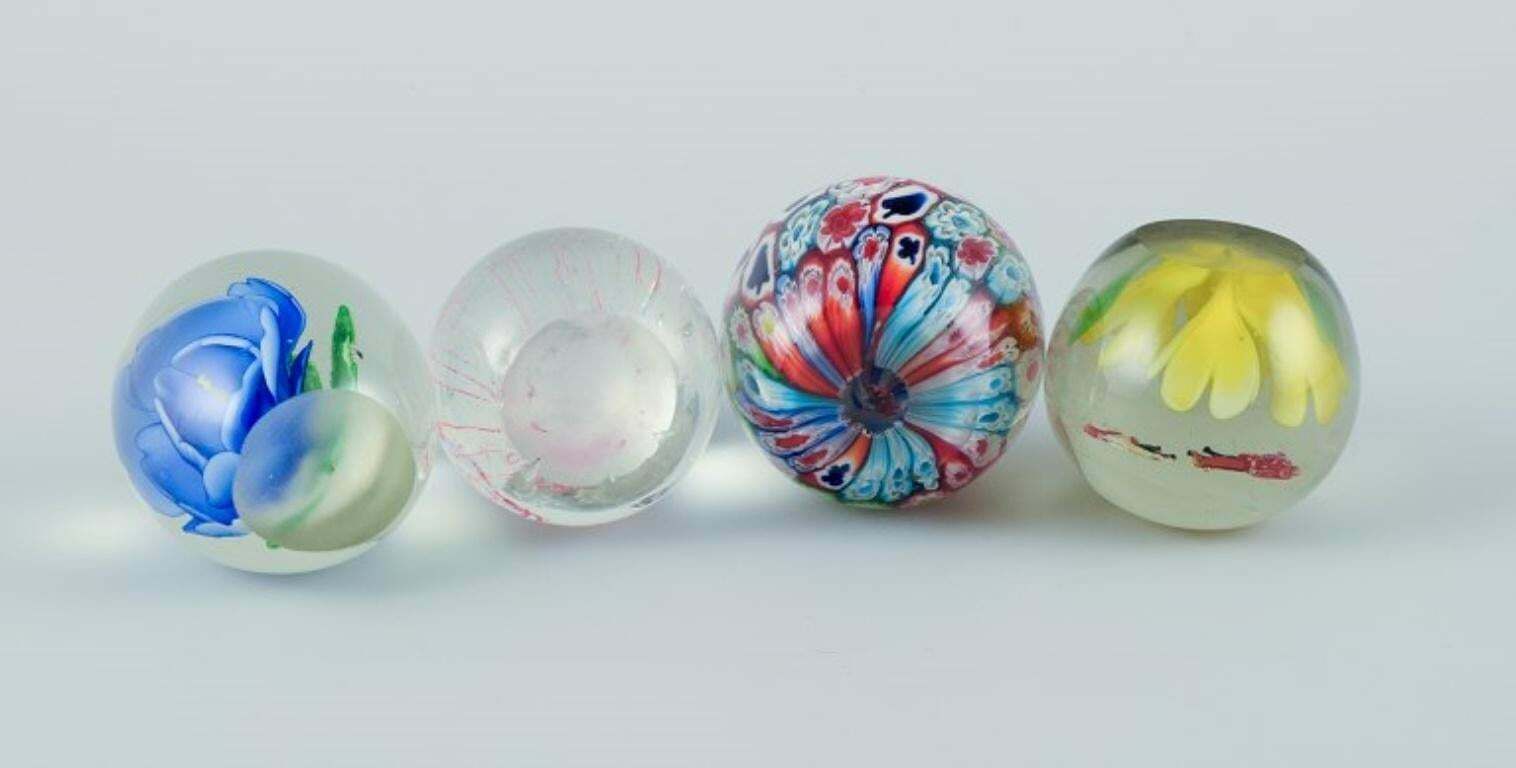 Scandinavian Glass Artist. Four Paperweights In Art Glass. Flower Motifs. photo vinterior