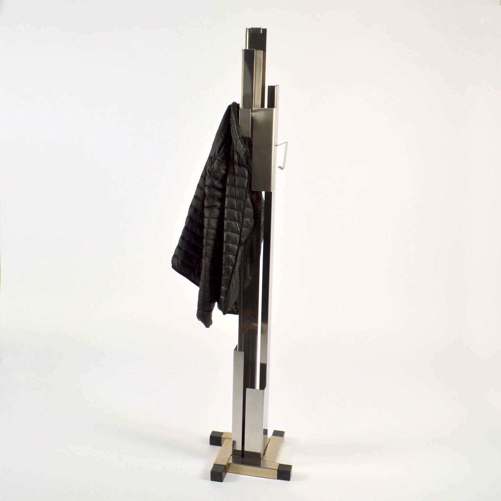 Minimalist Counterbalance Floor Lamp Is Super Flexible, With An Arm Ad photo 1750.0