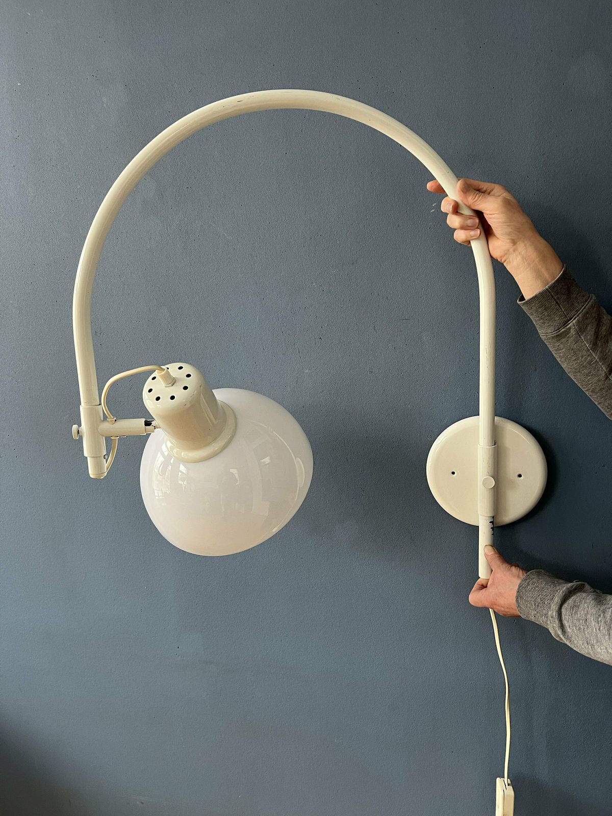 Witte Mid Century Herda Space Age Boogwandlamp photo vinterior