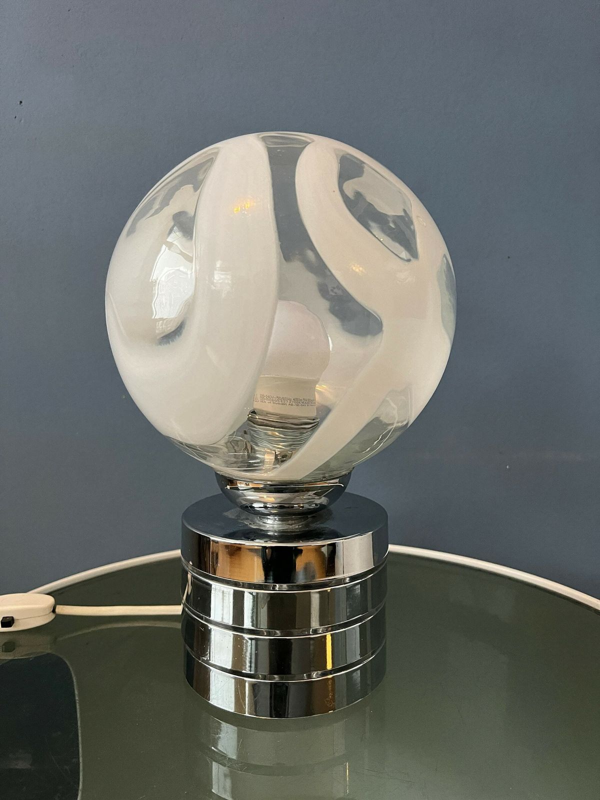 Mid Century Bureaulamp Met Glazen Kap En Chromen Voet photo vinterior