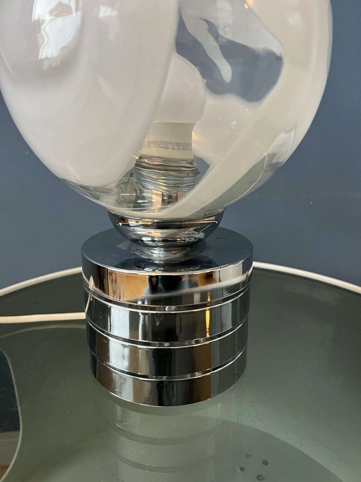 Mid Century Bureaulamp Met Glazen Kap En Chromen Voet photo vintage