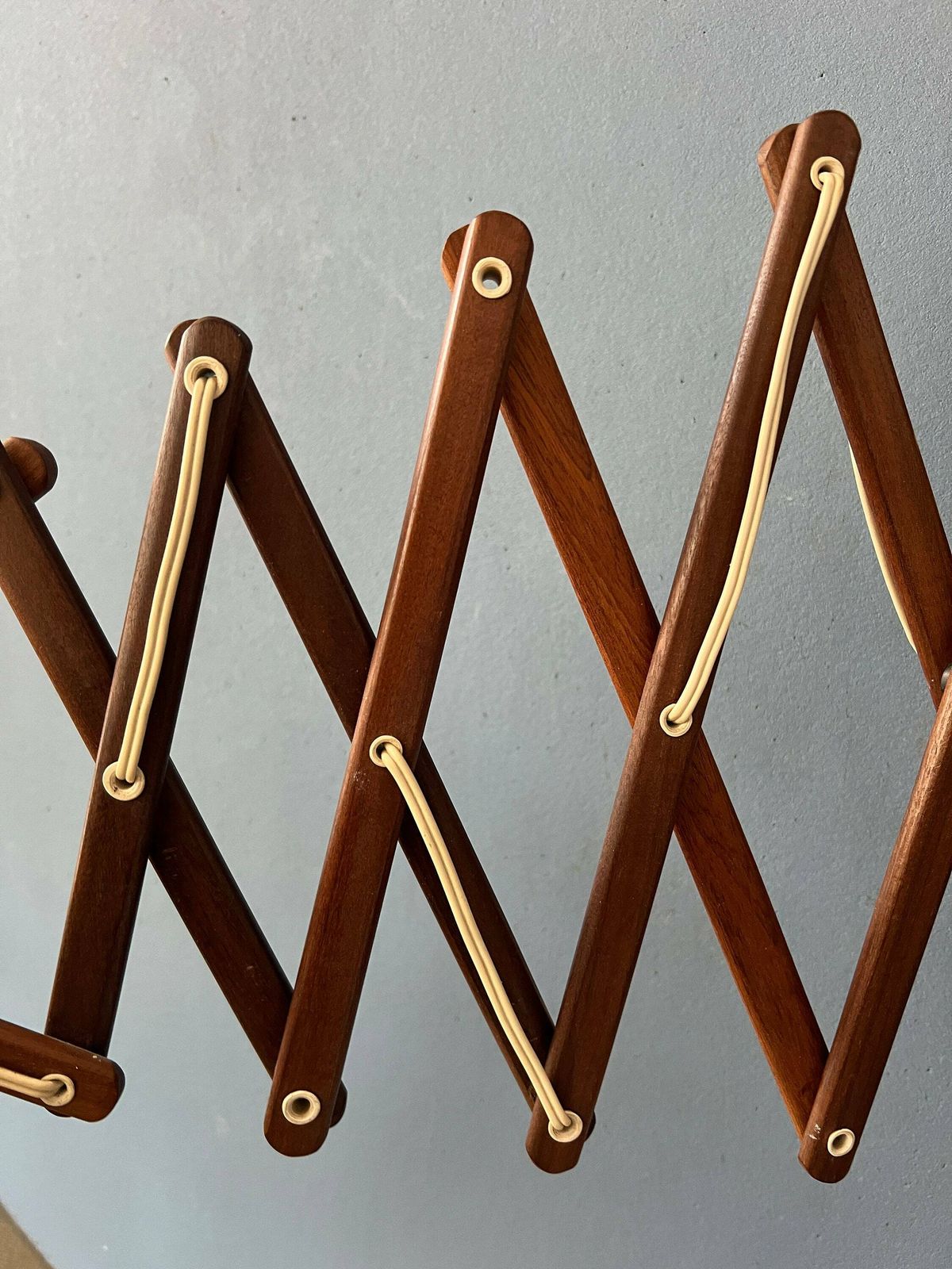 photo furniture Vintage Wooden Scissor Wall Lamp With Rope Shade