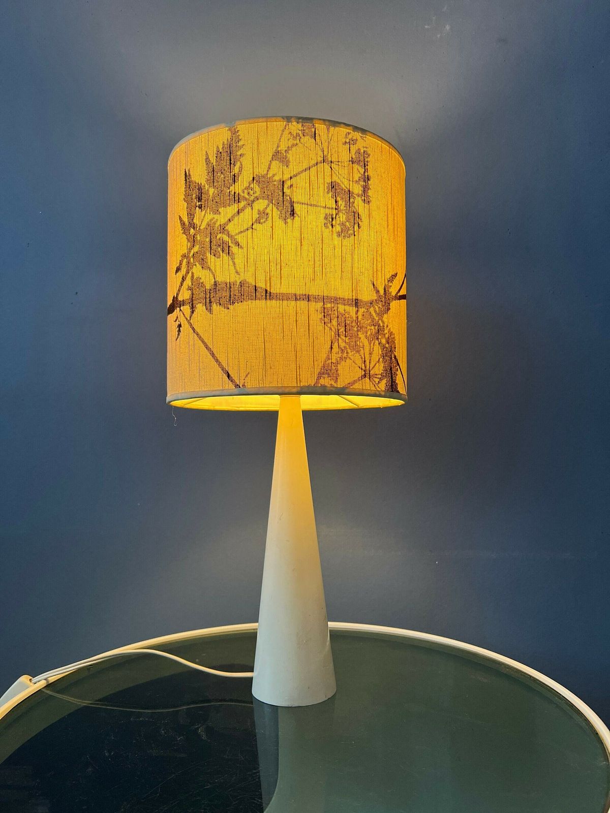 Elegante Mid Century Tafellamp Met Fraai Bewerkte Kap