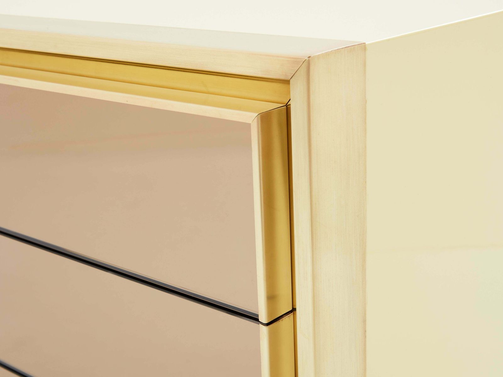 Commode Maison Jansen en laque crème, laiton et miroirs, années 1970 photo vinterior