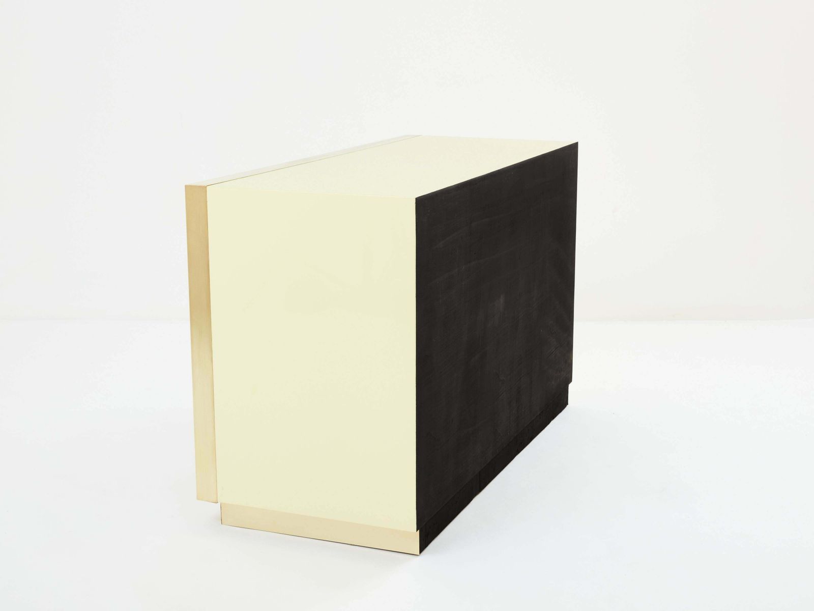 20346.0 Commode Maison Jansen en laque crème, laiton et miroirs, années 1970 photo