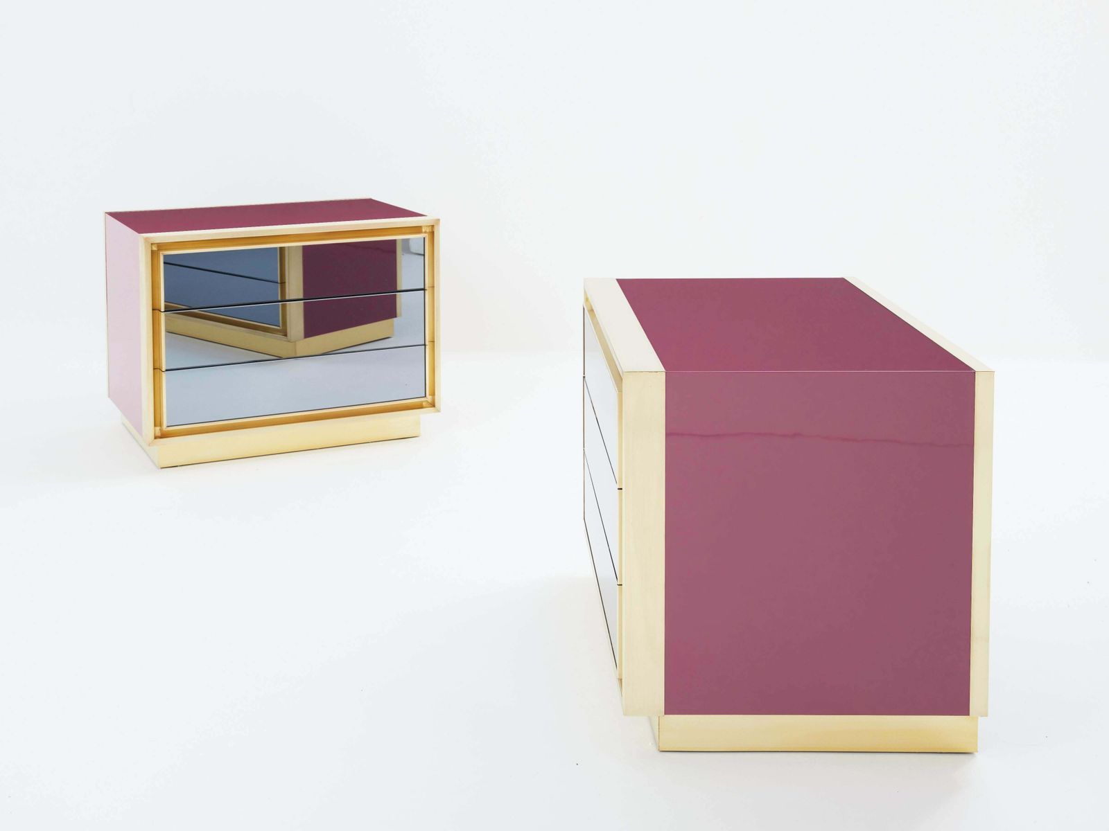 Tables de chevet Maison Jansen laquées framboise, laiton et miroir, années 1970 photo for sale