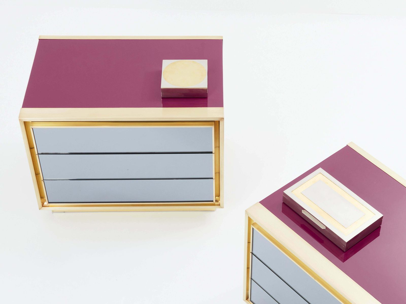 Tables de chevet Maison Jansen laquées framboise, laiton et miroir, années 1970 photo buy