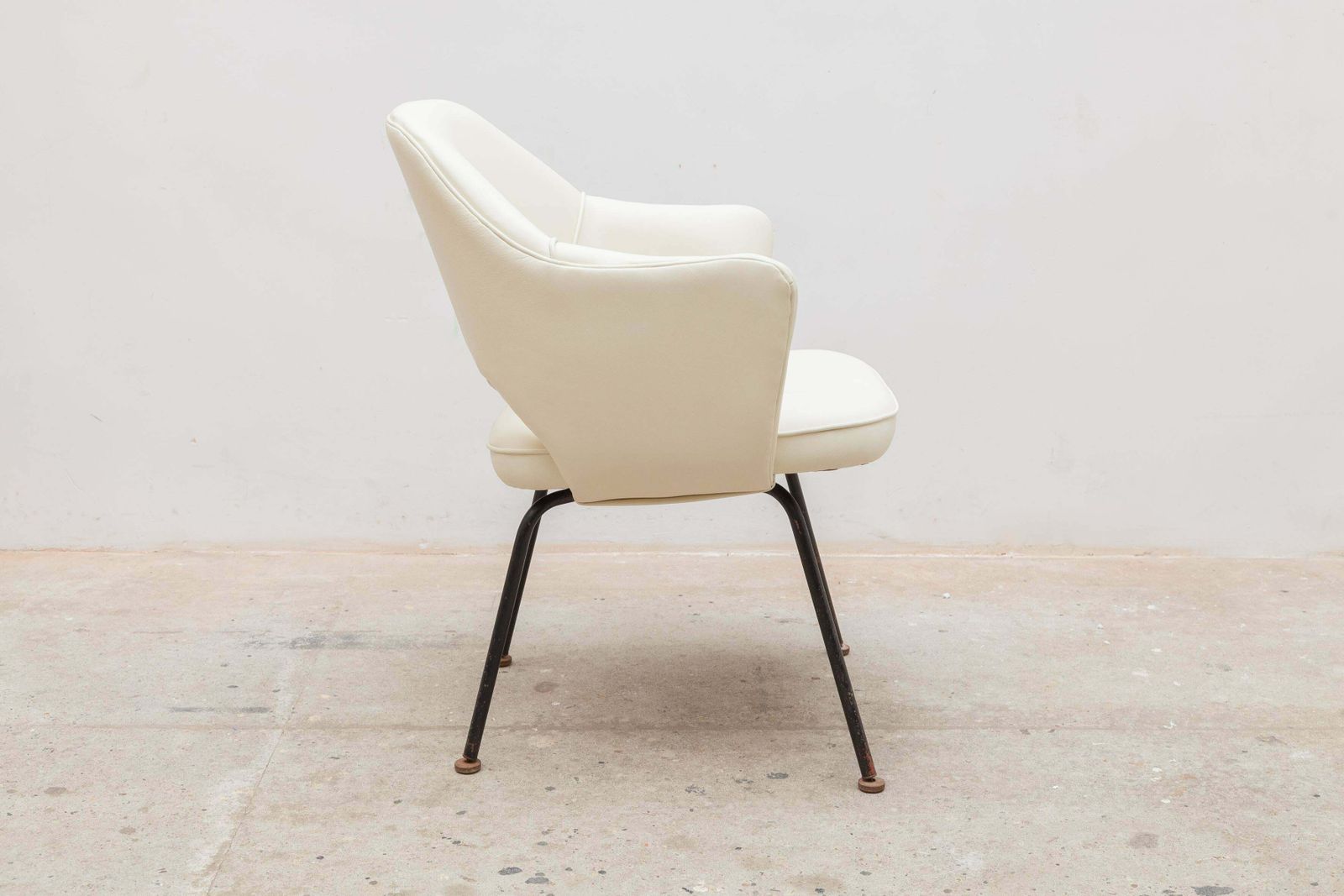 Knoll Arm Desk, Conference Chair Designed By Eero Saarinen photo Furniture