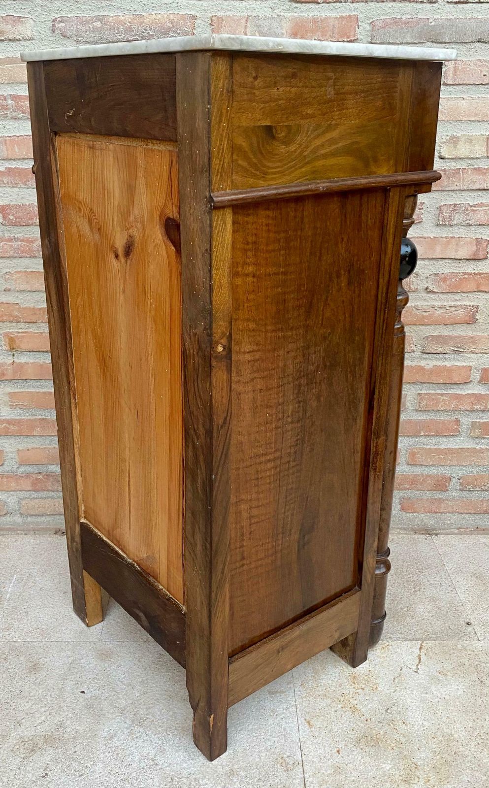 photo furniture Tables de chevet françaises en noyer, début du XXe siècle, un tiroir, plateau en marbre