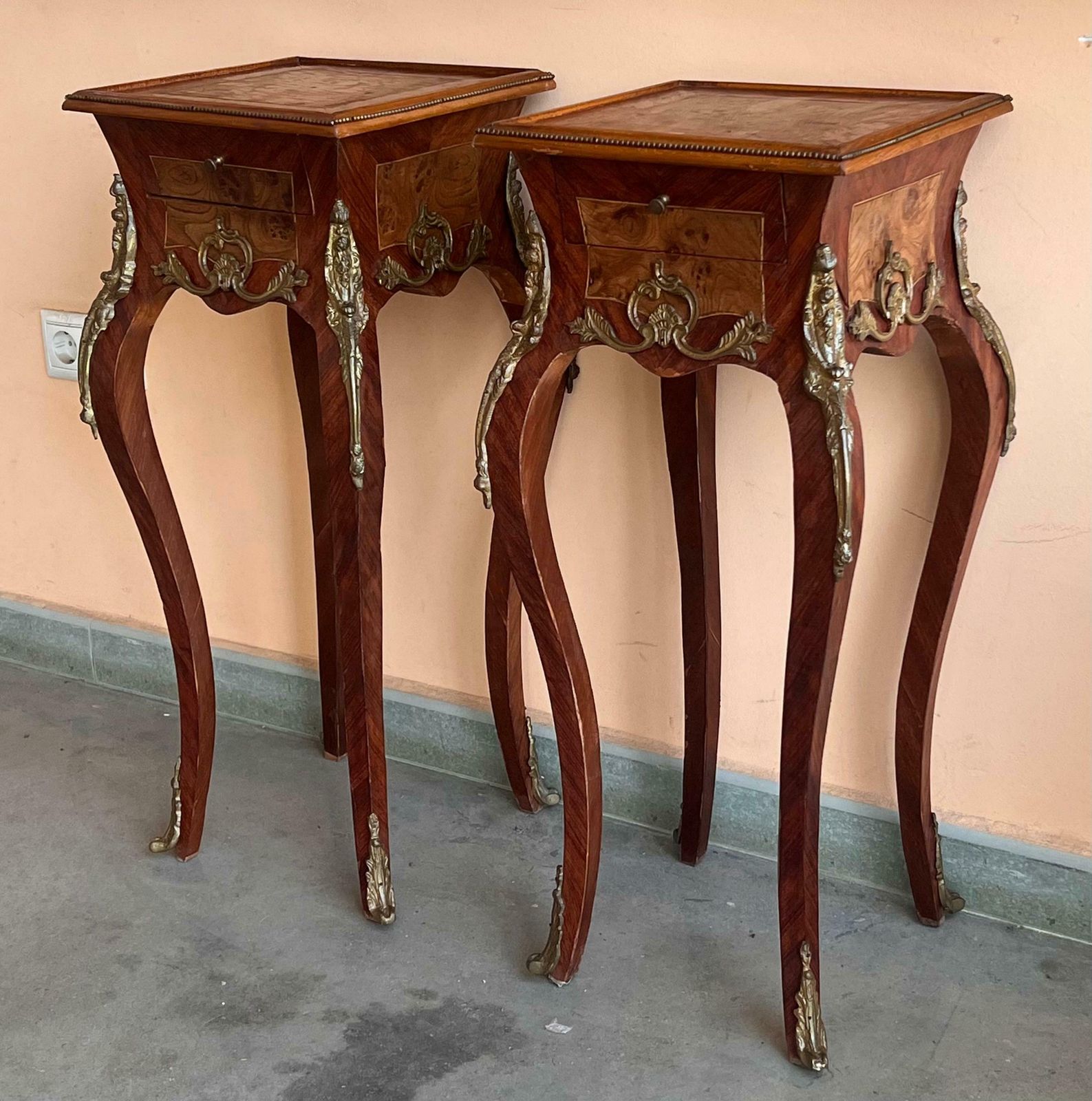 Tables de chevet de style Louis XV à marqueterie, France, 1910 photo vinterior