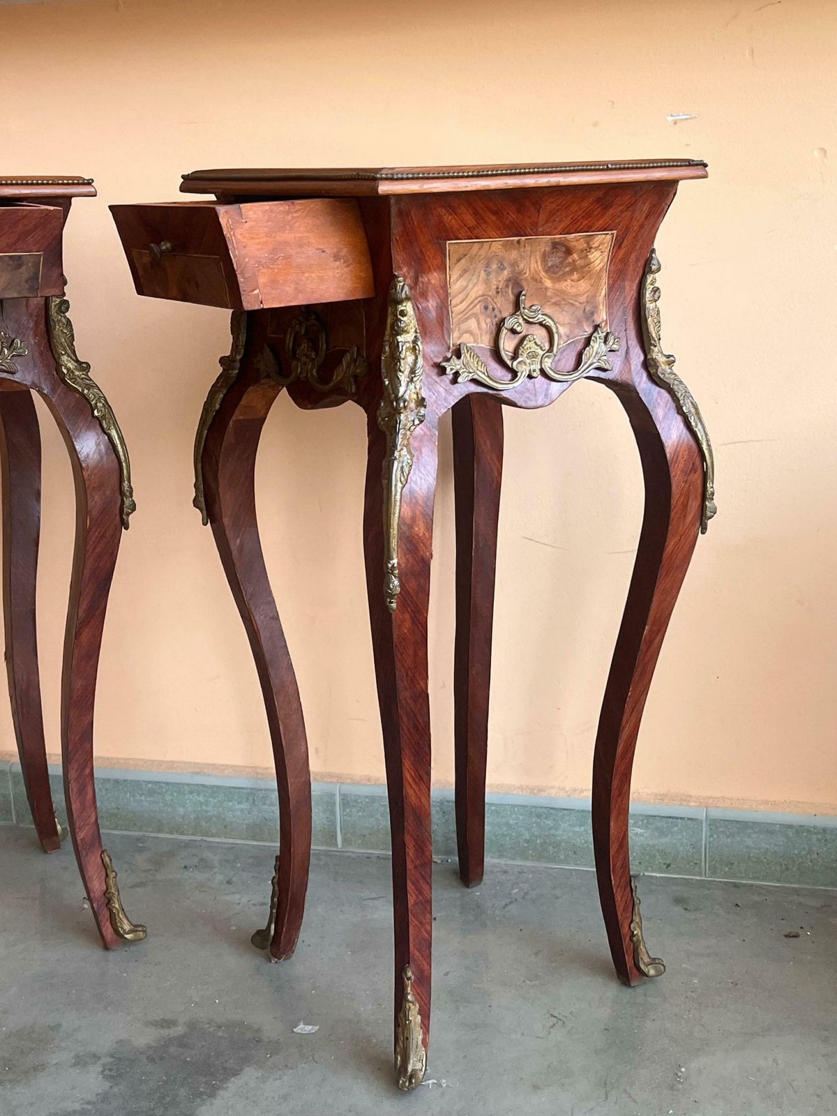 Tables de chevet de style Louis XV à marqueterie, France, 1910 photo vintage