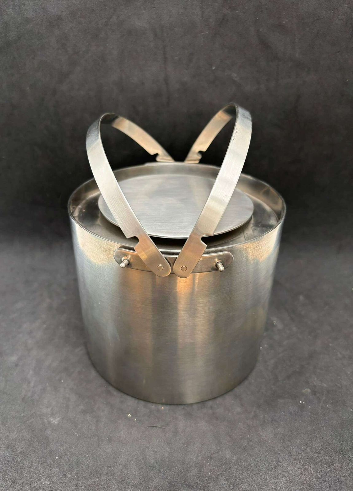 photo furniture Arne Jacobsen Stelton Ijsemmer Roestvrij Staal Vintage Jaren 1960 Mid Century Modern Minimalistisch