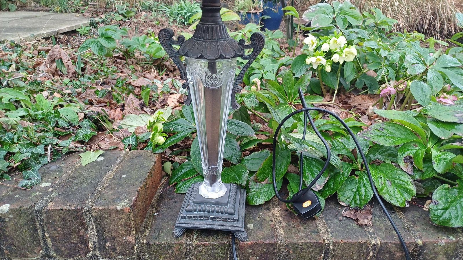 photo furniture Quality Vintage Table Lamp With Shade   Glass And Metal Base, Classical Style In Excellent Condition , Working (Height 67cm Inc Shade)