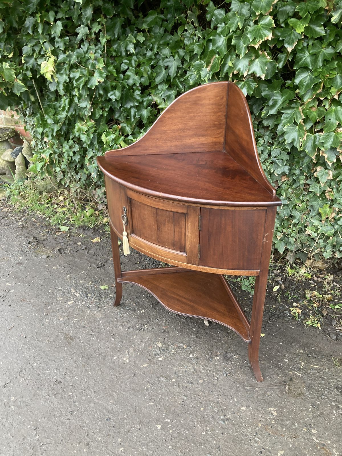 photo furniture Georgian Style Mahogany Corner Wash Stand