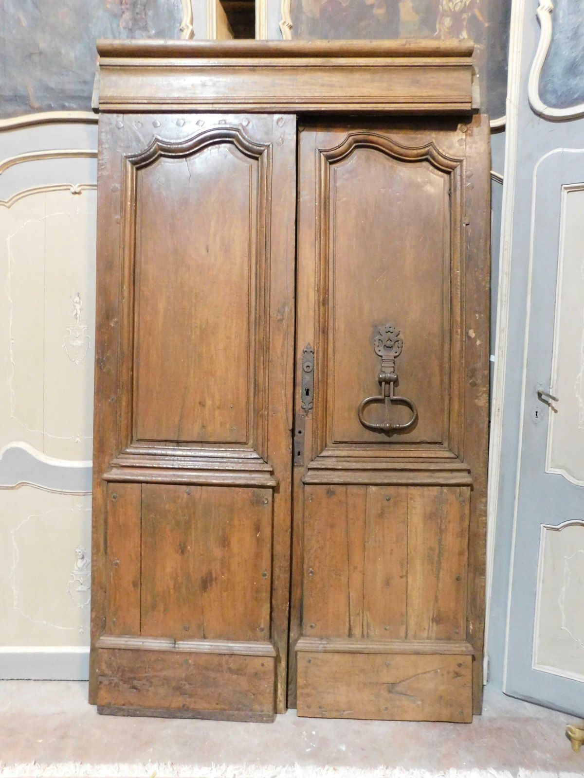 photo vinterior Double Wing Entrance Main Old Door, Carved In Walnut Wood With Beam, Italy