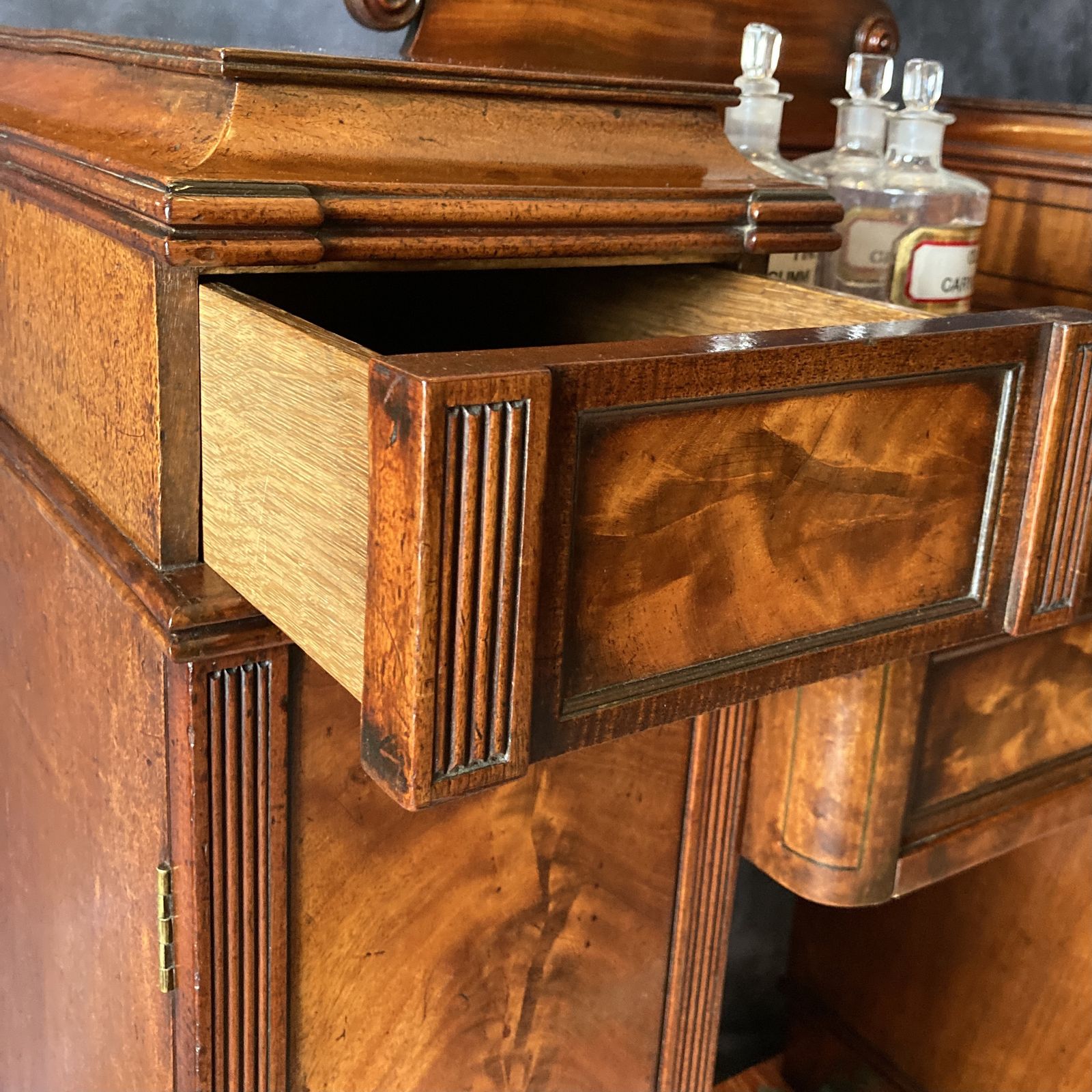 photo vinterior Handsome Mahogany Sideboard Of Exceptionally Small Proportions, Circa 1840