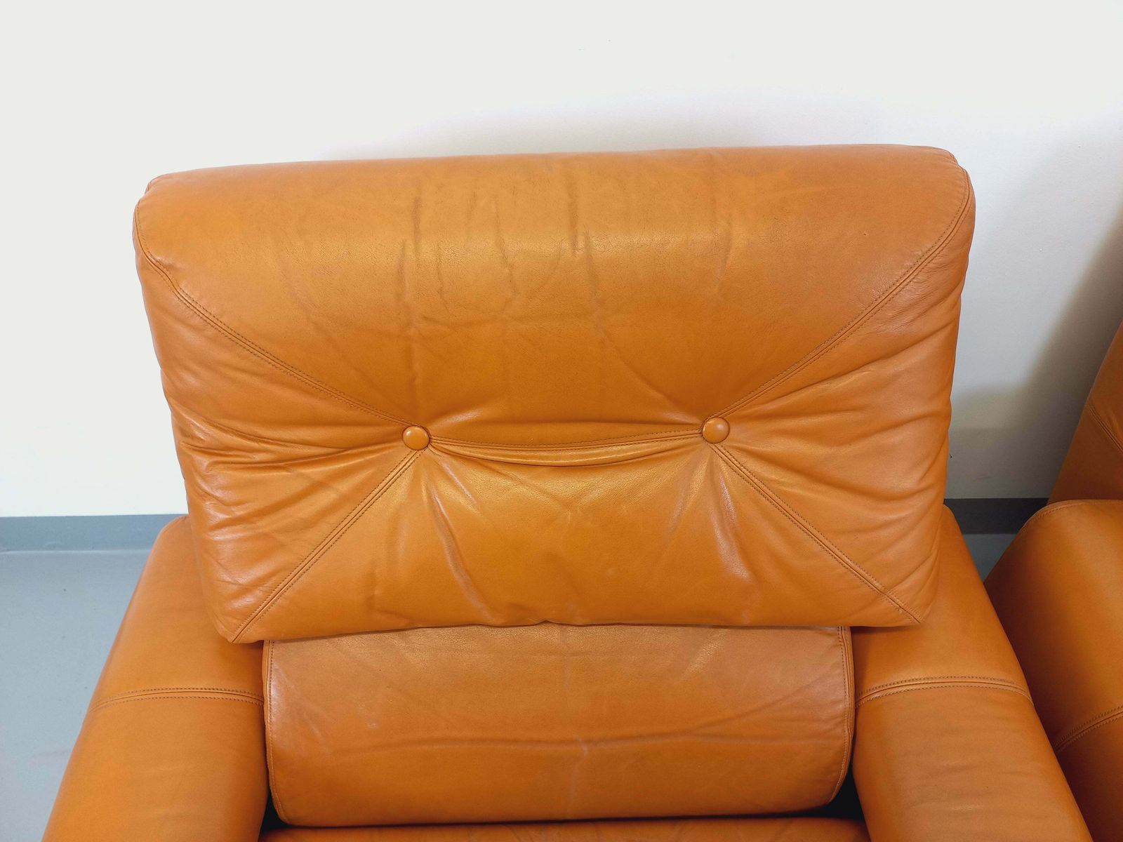 photo vintage 2 fauteuils lounge en cuir camel, années 1960