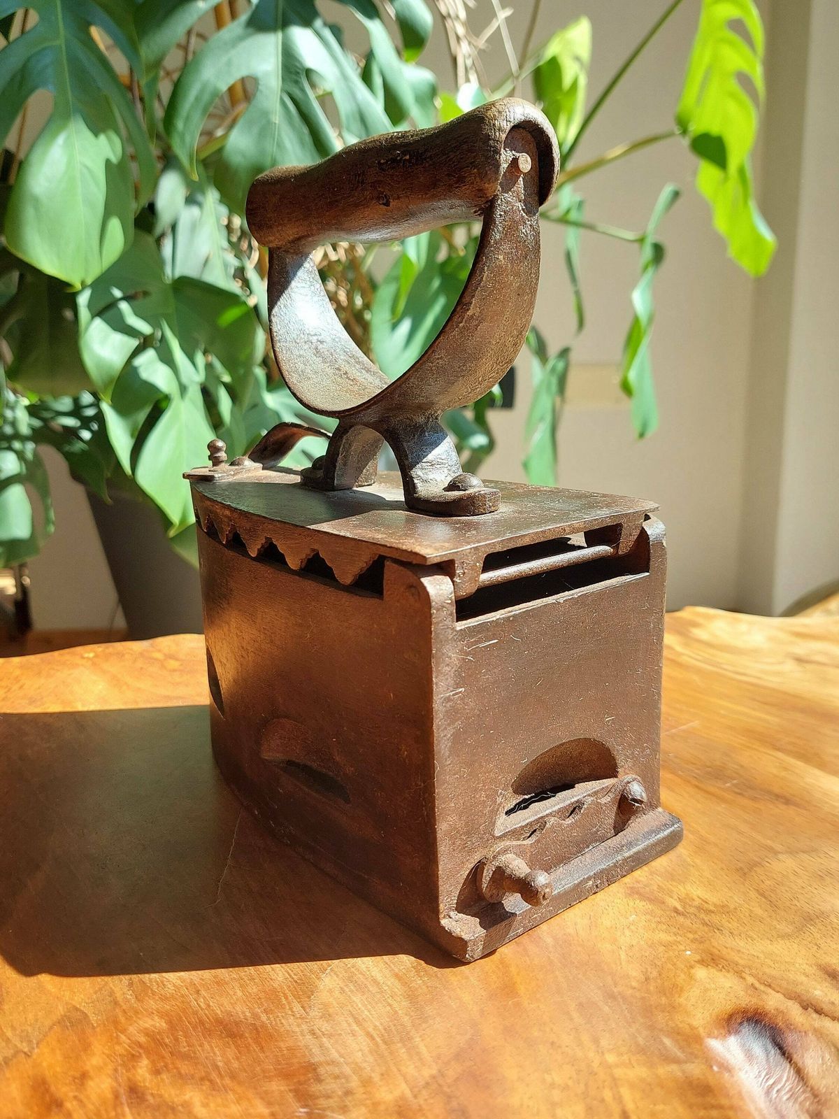Antique Coal Iron With Wooden Handle, Antique Cast Iron, Charcoal Iron, Antique Metal Iron, Antique Rustic Home Decor, 1920s   30's photo vinterior
