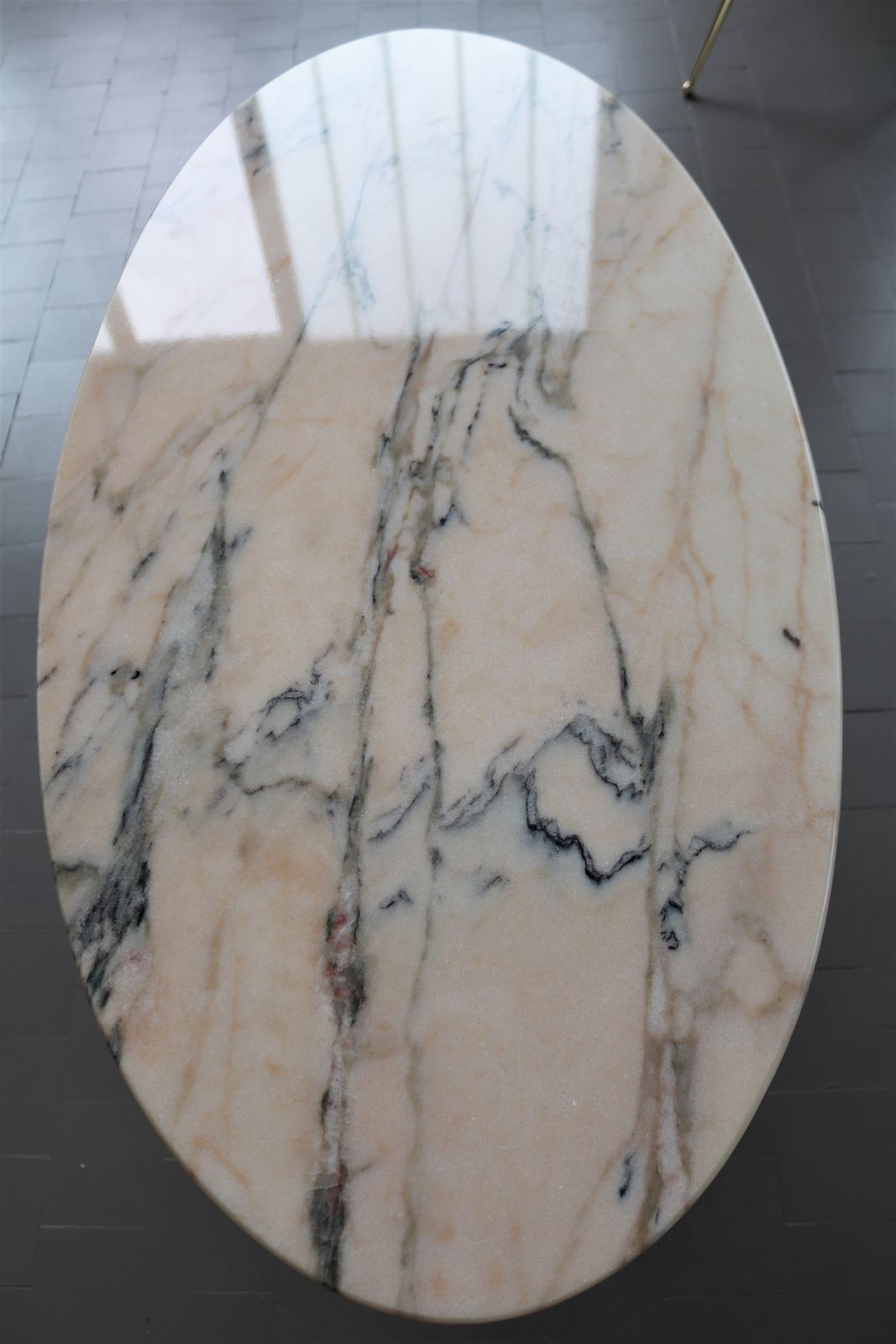 photo vintage Italian Midcentury Coffee Table With Pink And Grey Marble And Brass Feet, 1950s