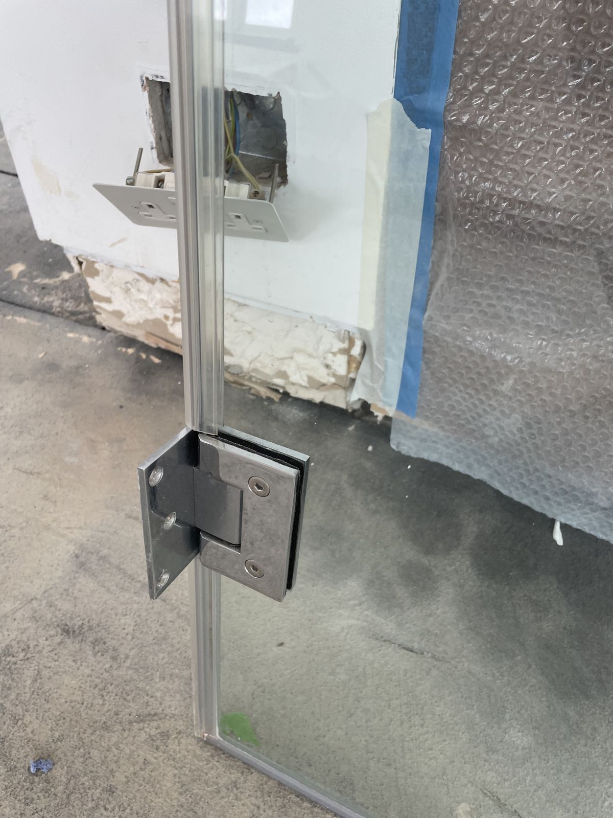 Clear Glass Shower Door photo vinterior
